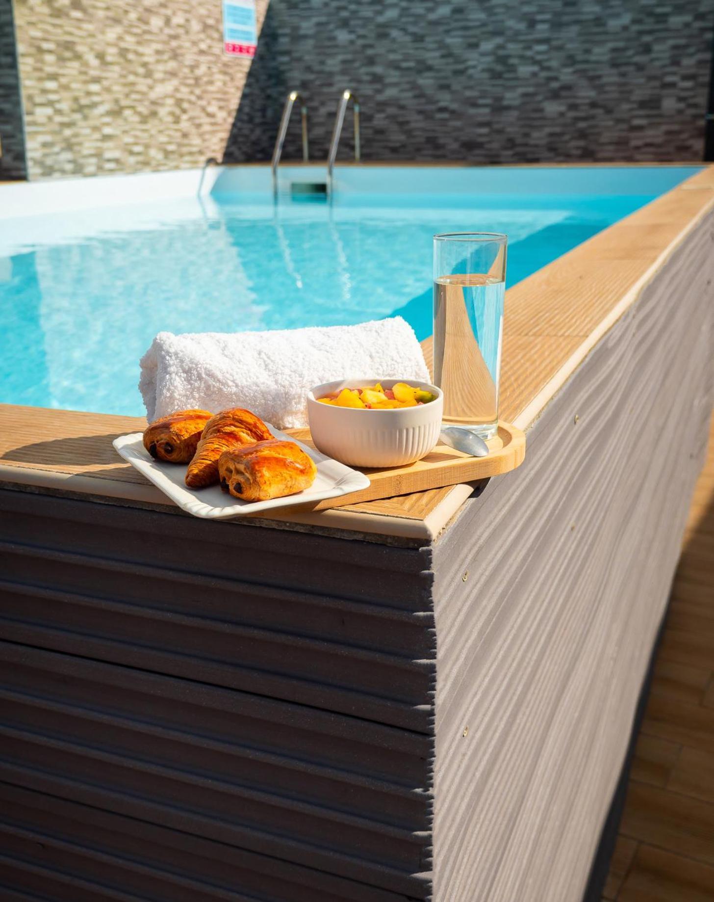 Evasion En Plein Coeur De La Ville Studio Jacuzzis Sauna Et Piscine Au Centre De بورت لويس المظهر الخارجي الصورة